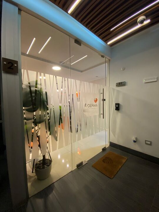 Clínica KDerma - Entrada Ext (Vert)_02_Opt